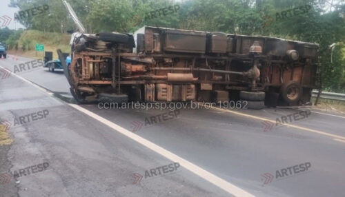 Roda se solta de caminhão e provoca tombamento na SP-294 em Osvaldo Cruz