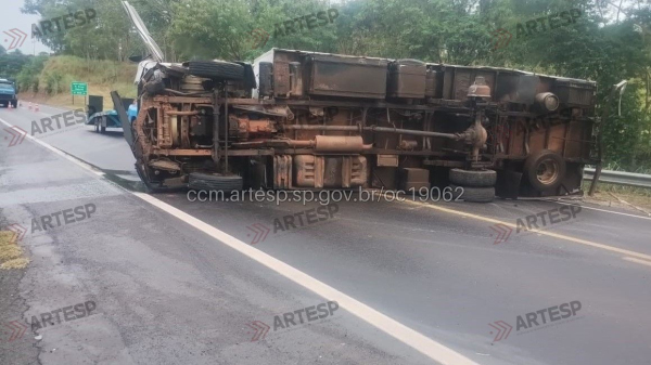 Roda se solta de caminhão e provoca tombamento na SP-294 em Osvaldo Cruz