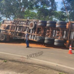 Carreta com carga de amendoim tomba após falha mecânica na SP-294 em Pacaembu