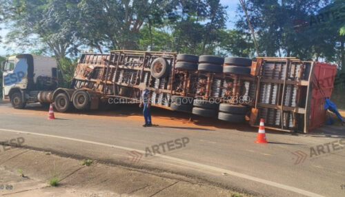 Carreta com carga de amendoim tomba após falha mecânica na SP-294 em Pacaembu
