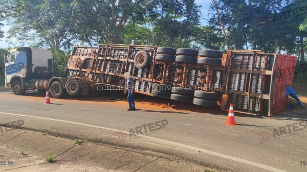 Carreta com carga de amendoim tomba após falha mecânica na SP-294 em Pacaembu