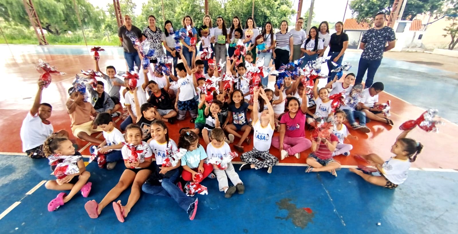 Secretaria Municipal de Assistência Social e Sicoob Nosso promovem ação de Páscoa em Adamantina