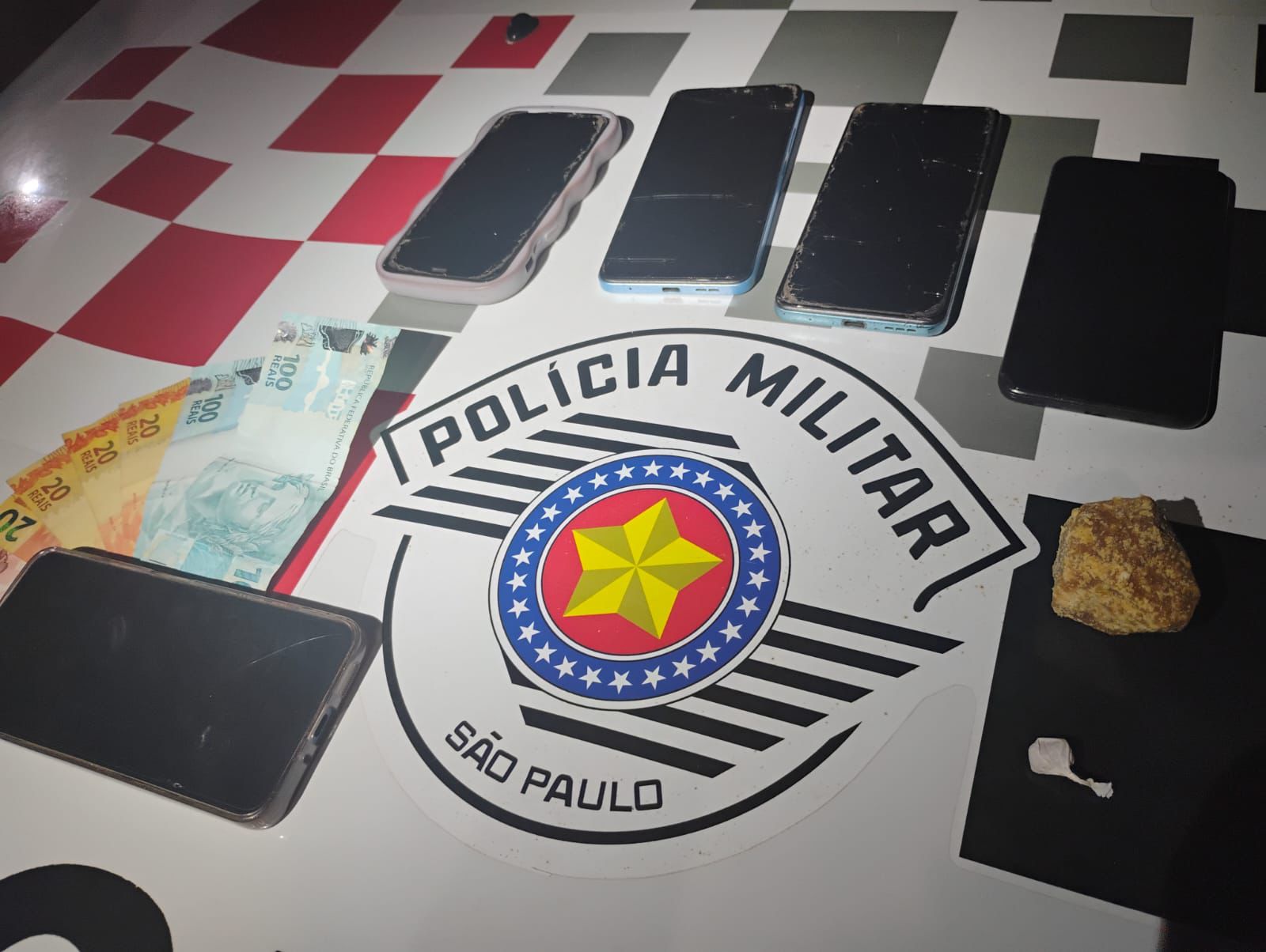 TRÁFICO DE DROGAS É FLAGRADO PELA POLÍCIA MILITAR EM ADAMANTINA E RESULTA EM PRISÕES E APREENSÕES