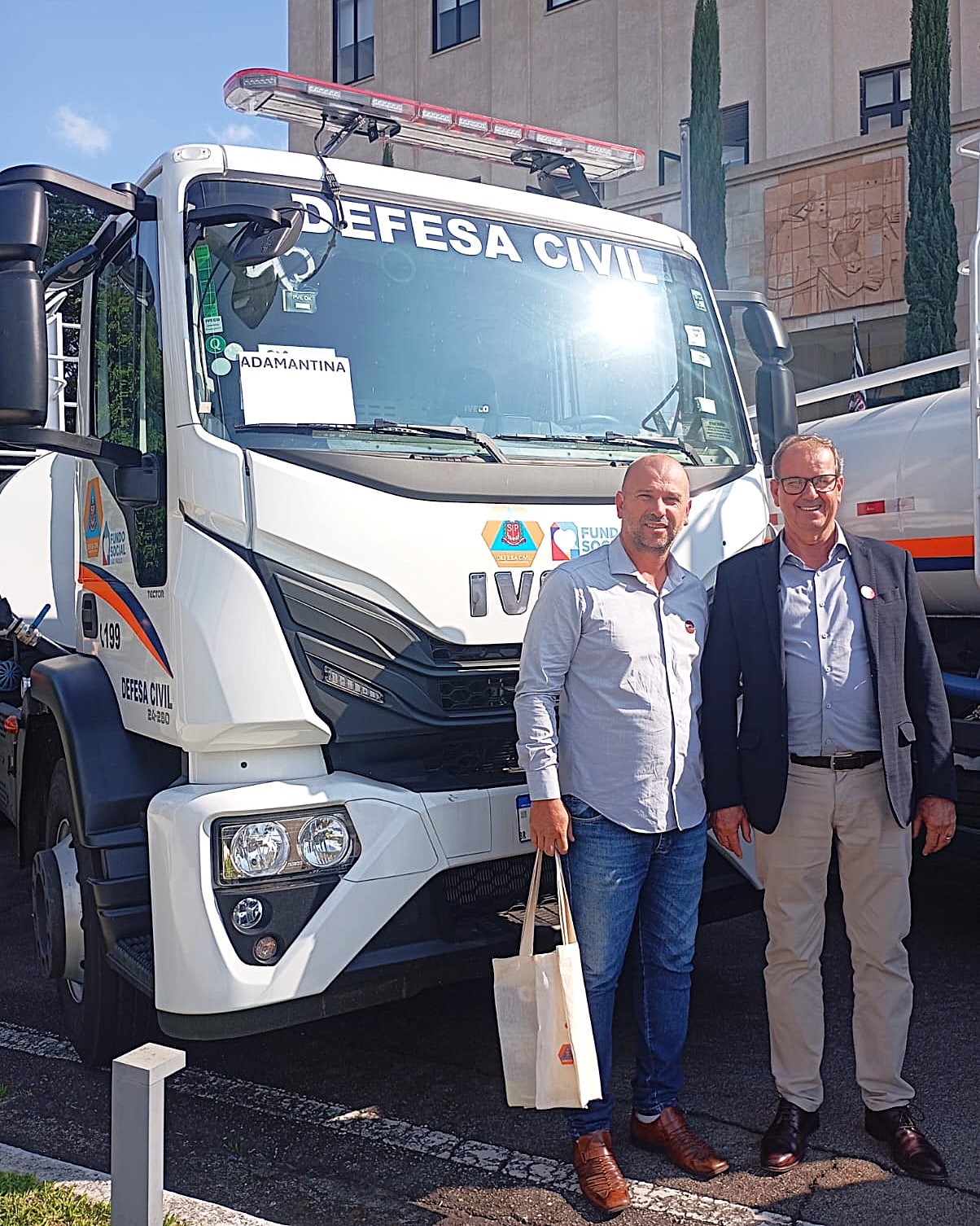 Prefeitura de Adamantina recebe caminhão-pipa do Governo do Estado durante solenidade dos 50 anos da Defesa Civil