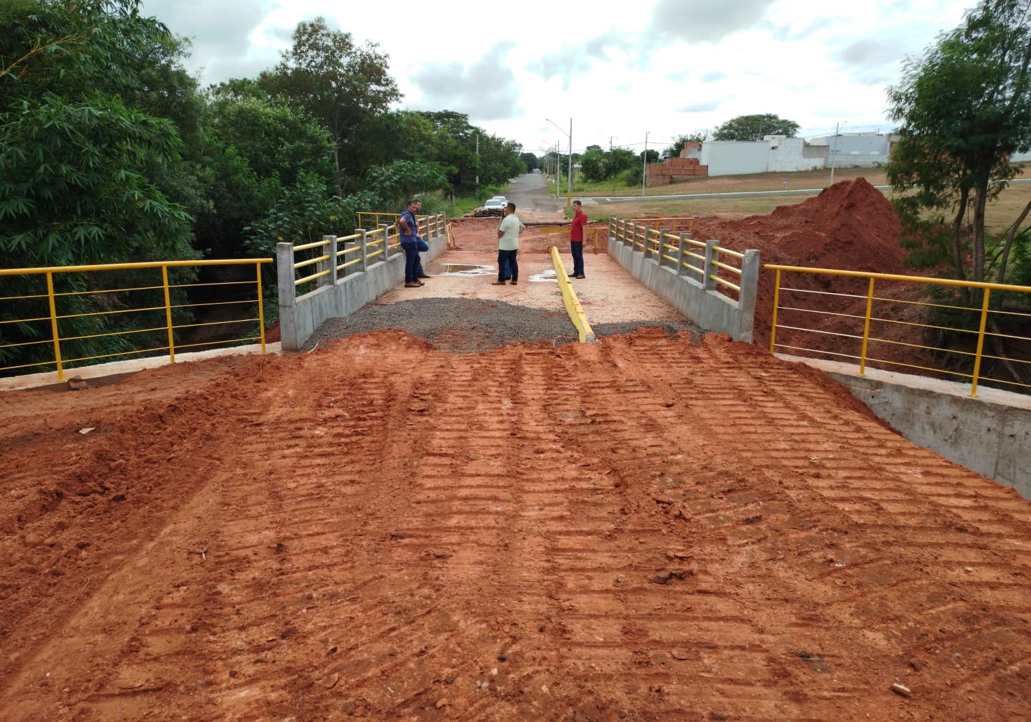 Prefeitura executa serviços complementares para liberação da ponte sobre o Córrego do Rancho