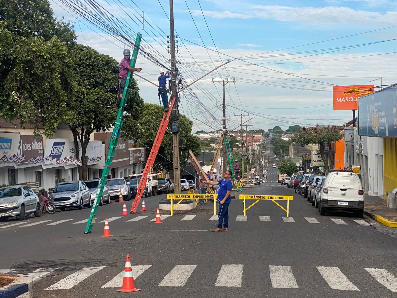 Equipes da Prefeitura de Adamantina, Energisa e empresas de telecomunicação realizam dia D para organização dos cabos