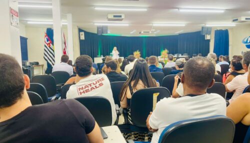 12ª Turma de Medicina da FAI recebe jalecos em noite de emoção e compromisso ético
