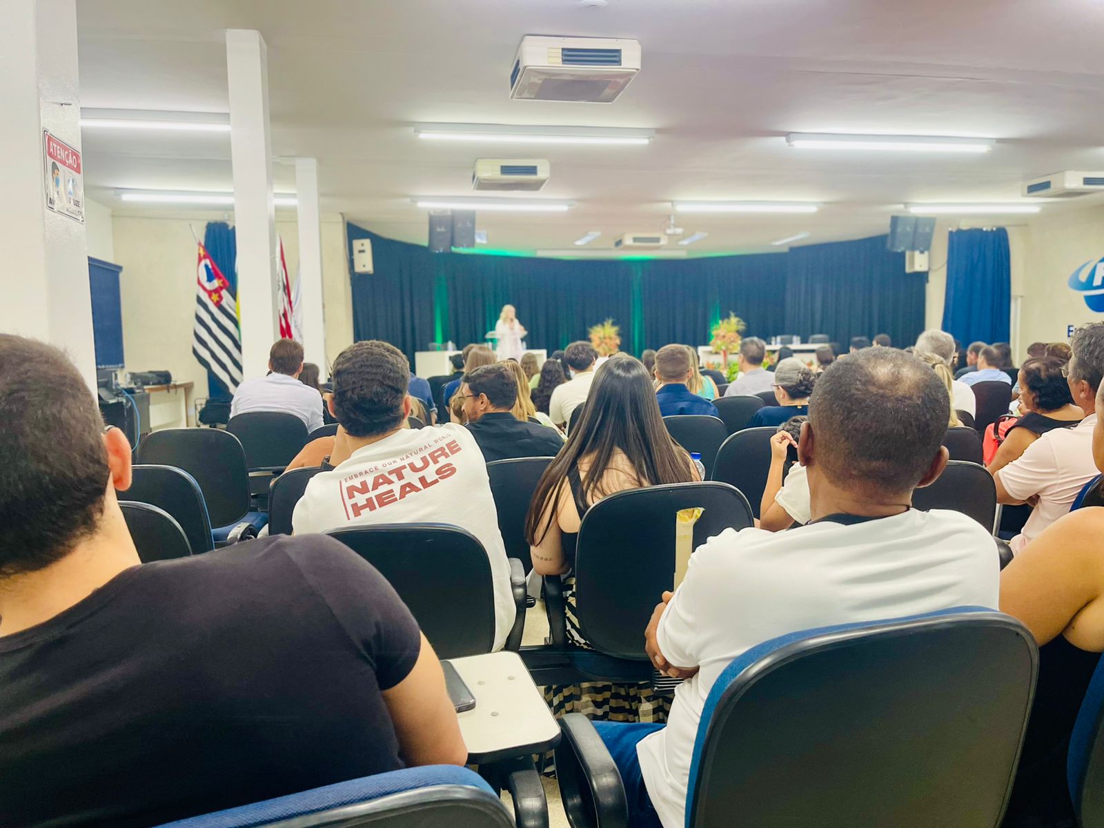 12ª Turma de Medicina da FAI recebe jalecos em noite de emoção e compromisso ético