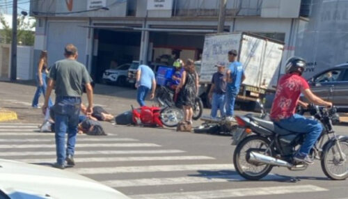 Dois ficam gravemente feridos em colisão entre motos no centro de Adamantina
