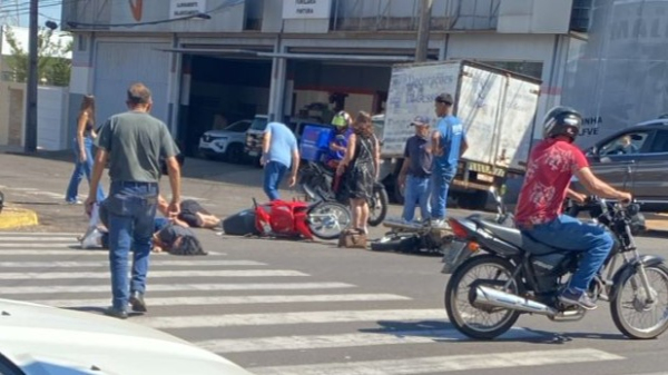 Dois ficam gravemente feridos em colisão entre motos no centro de Adamantina