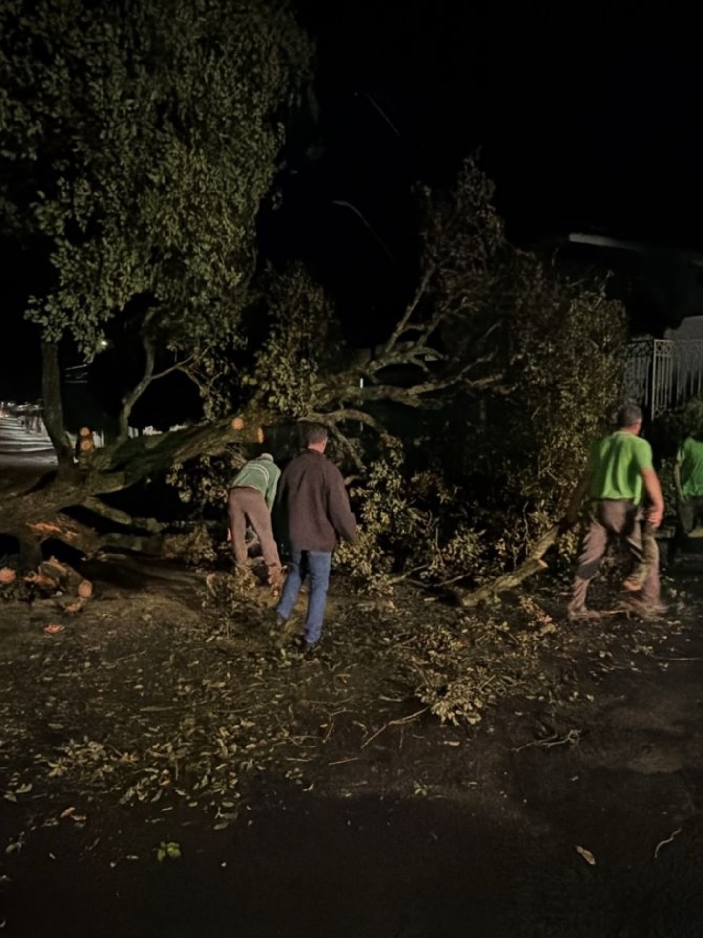Temporal com ventos fortes provoca danos e falta de energia em Adamantina na noite deste sabado