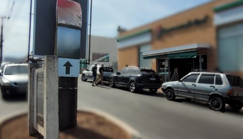 Prefeitura de Adamantina orienta sobre retirada de placas irregulares afixadas em postes