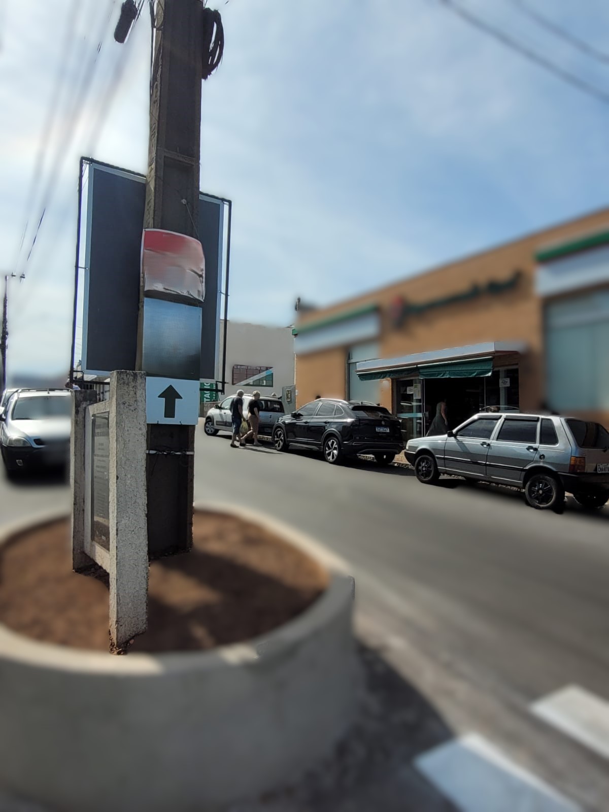 Prefeitura de Adamantina orienta sobre retirada de placas irregulares afixadas em postes