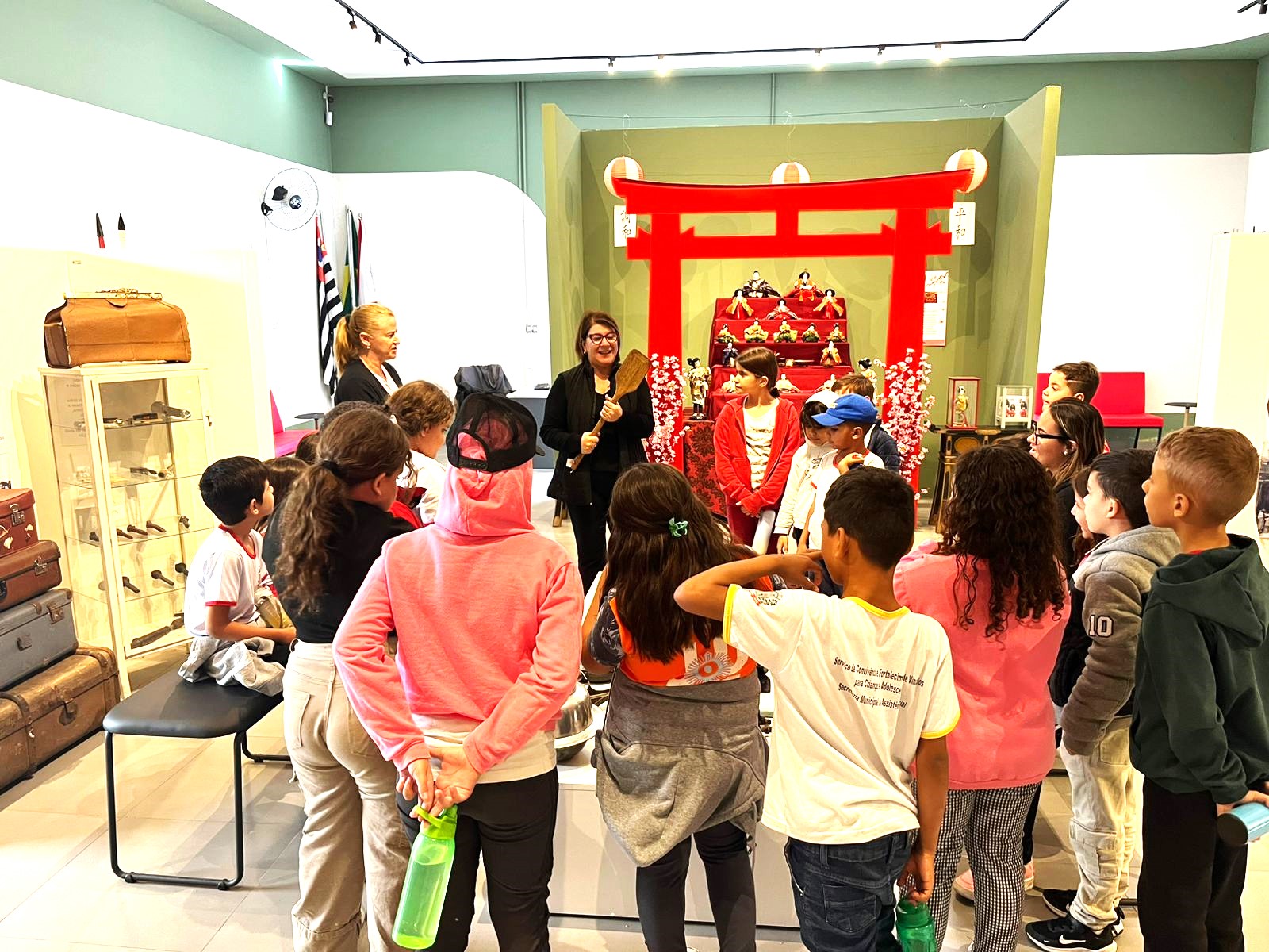 Alunos do Navarro de Andrade participam de visitas guiadas no Museu e Arquivo Histórico Setsu Onishi em Adamantina
