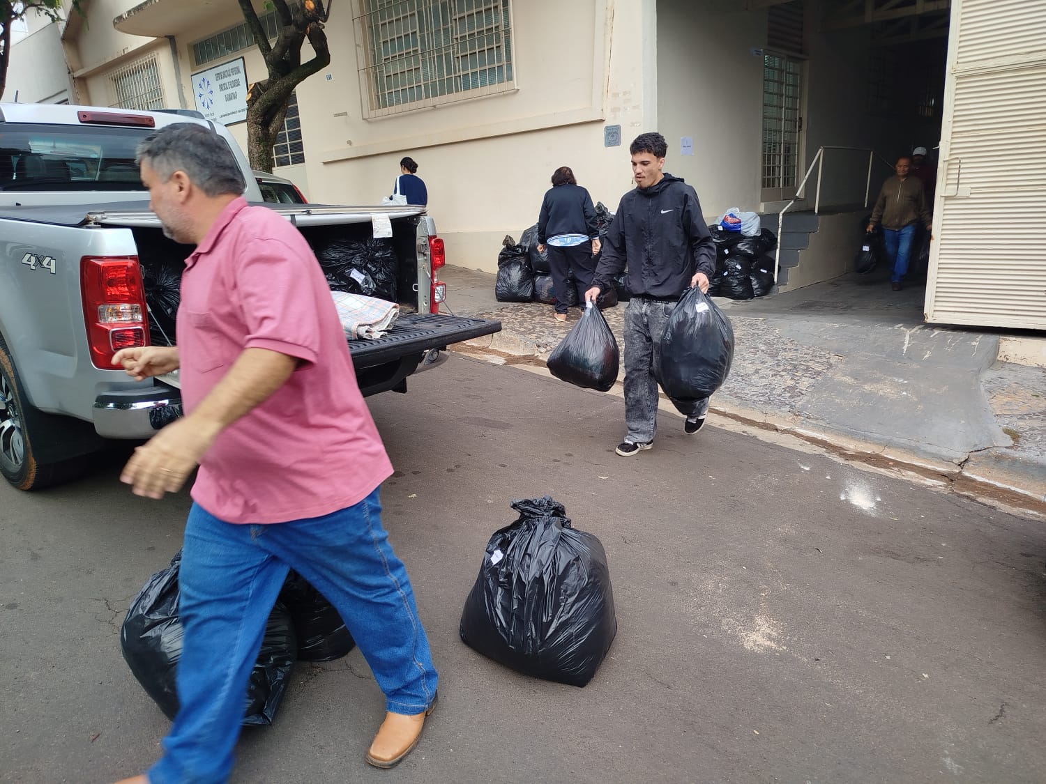 Fundo Social de Solidariedade de Adamantina realiza repasse de doações da Campanha do Agasalho 2026 para associações de moradores