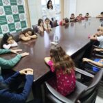 Alunos da Escola Municipal Teruyo Kikuta visitam Prefeitura e Câmara Municipal de Adamantina durante atividade sobre os Três Poderes