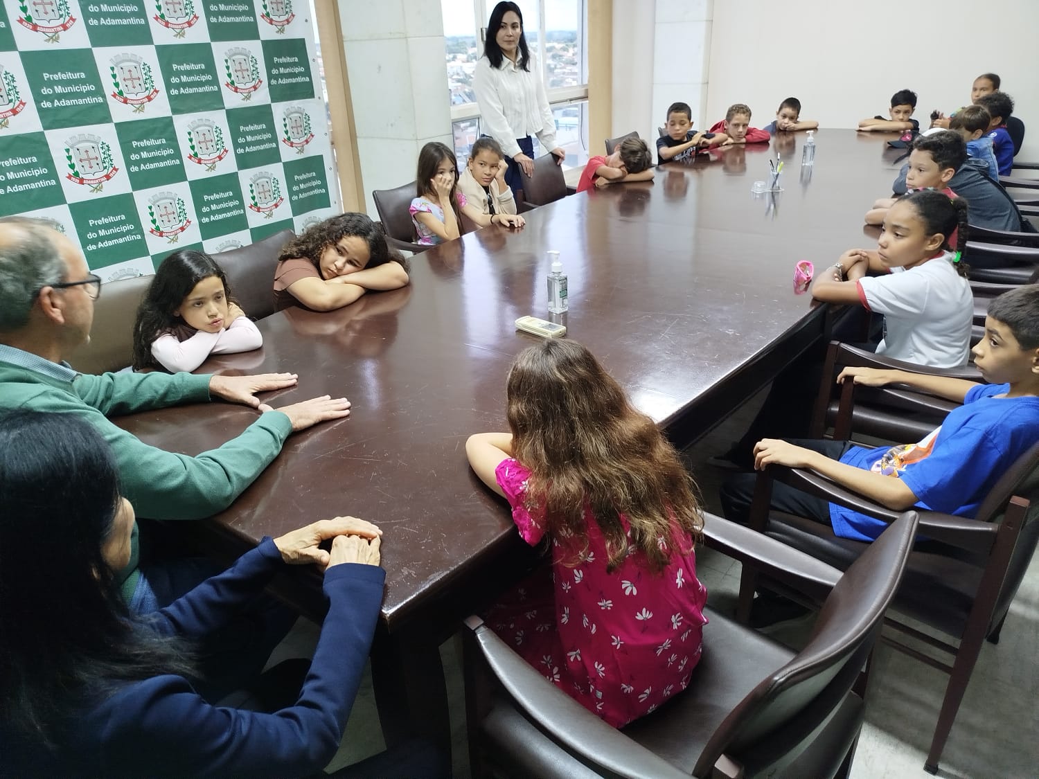 Alunos da Escola Municipal Teruyo Kikuta visitam Prefeitura e Câmara Municipal de Adamantina durante atividade sobre os Três Poderes