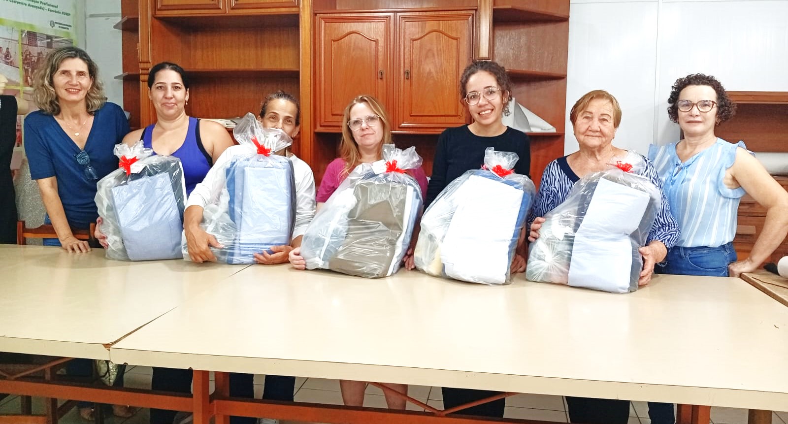 Prefeitura de Adamantina entrega kits de materiais para alunas do curso de costura avançada promovido pelo Fundo Social