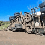 Carreta com 48 toneladas de feijão tomba na SP-425, em Parapuã