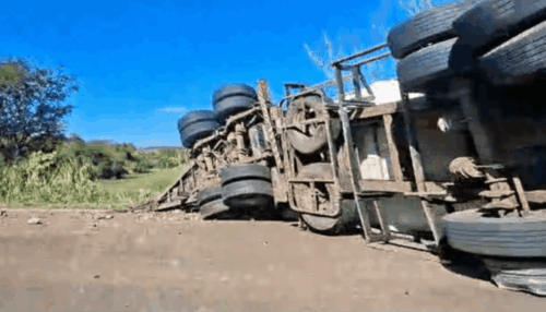 Carreta com 48 toneladas de feijão tomba na SP-425, em Parapuã