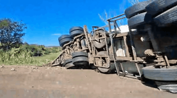 Carreta com 48 toneladas de feijão tomba na SP-425, em Parapuã