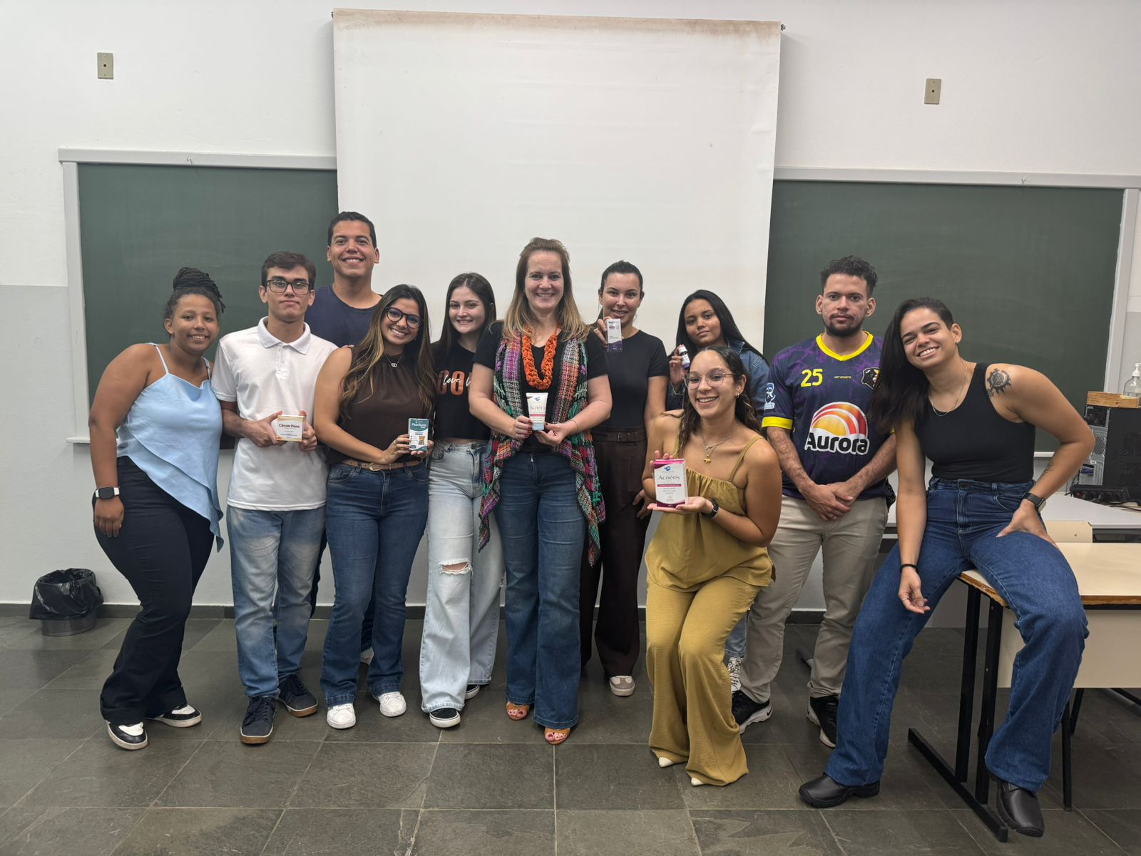 Alunos de Farmácia da FAI simulam ambiente industrial e desenvolvem novas formulações de medicamentos