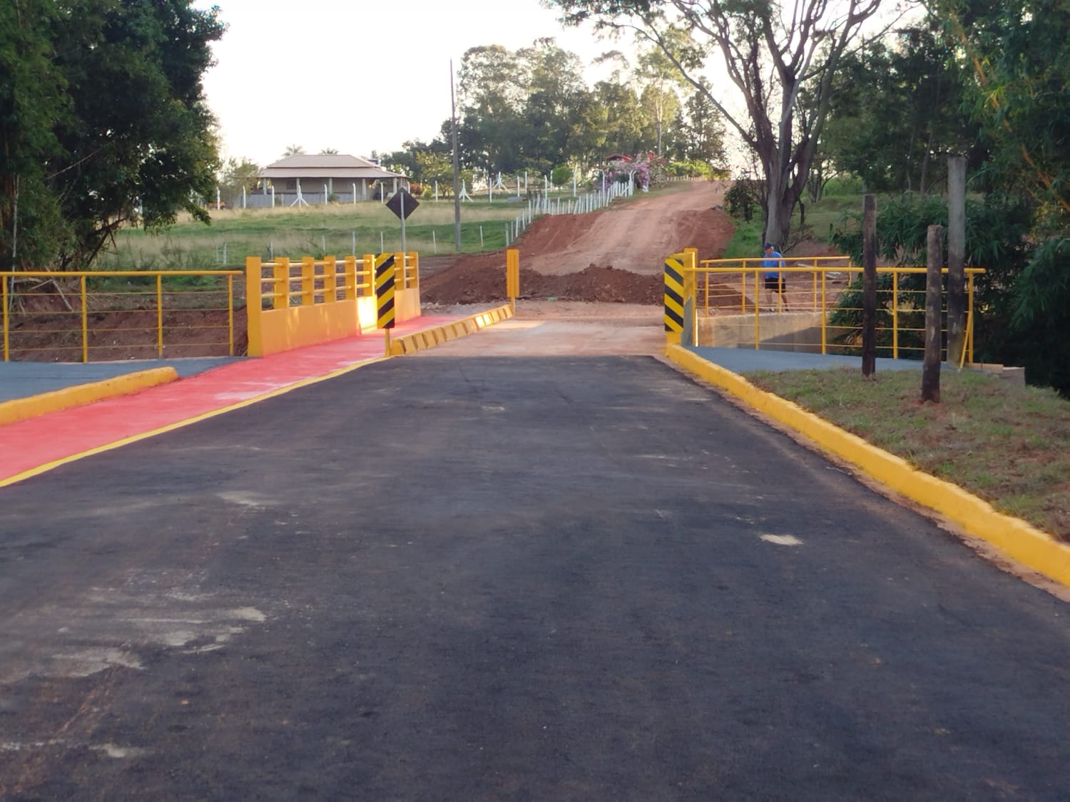 Prefeitura realiza retoques finais na ponte da região do bairro Mário Covas em Adamantina