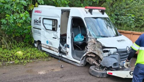 Ambulância da Saúde de Adamantina se envolve em acidente na Marechal Rondon; ninguém se feriu