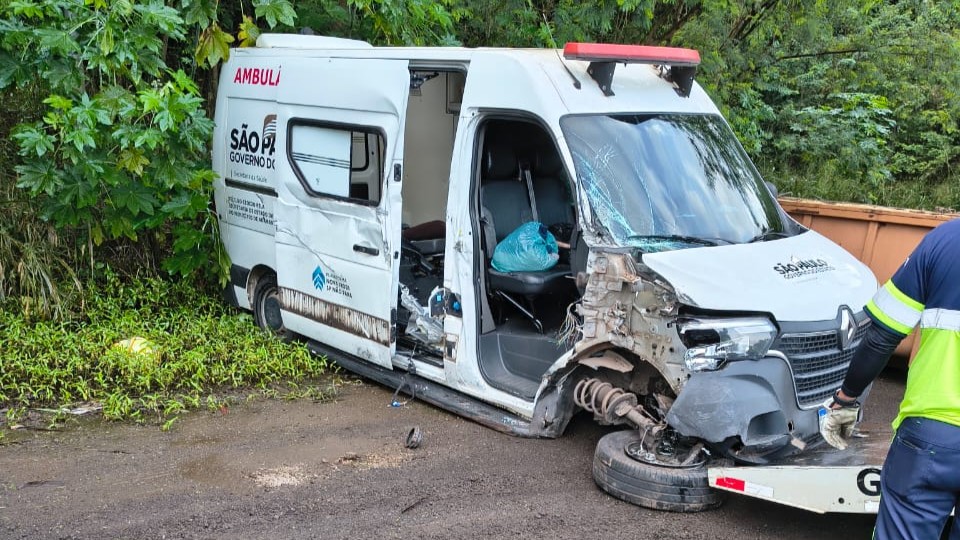 Ambulância da Saúde de Adamantina se envolve em acidente na Marechal Rondon; ninguém se feriu