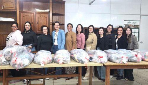 Fundo Social de Solidariedade de Adamantina entrega kits de materiais para alunas do curso de Costura Básica