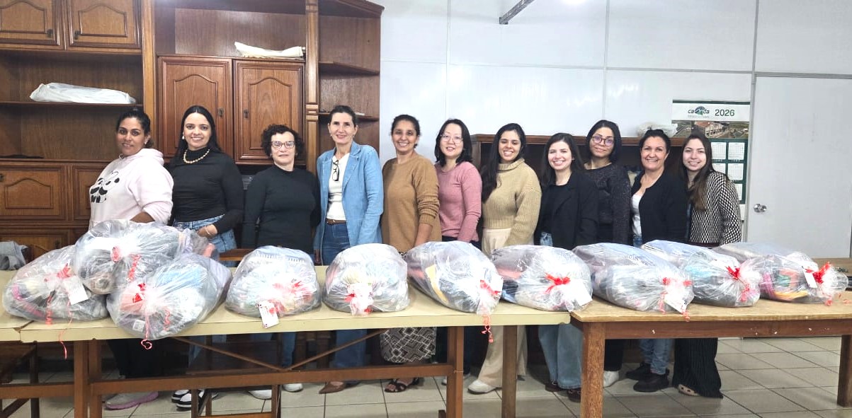 Fundo Social de Solidariedade de Adamantina entrega kits de materiais para alunas do curso de Costura Básica