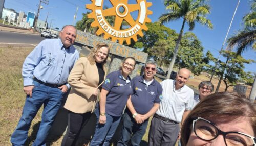 Marco do Rotary é retirado com cuidado e será preservado em Adamantina
