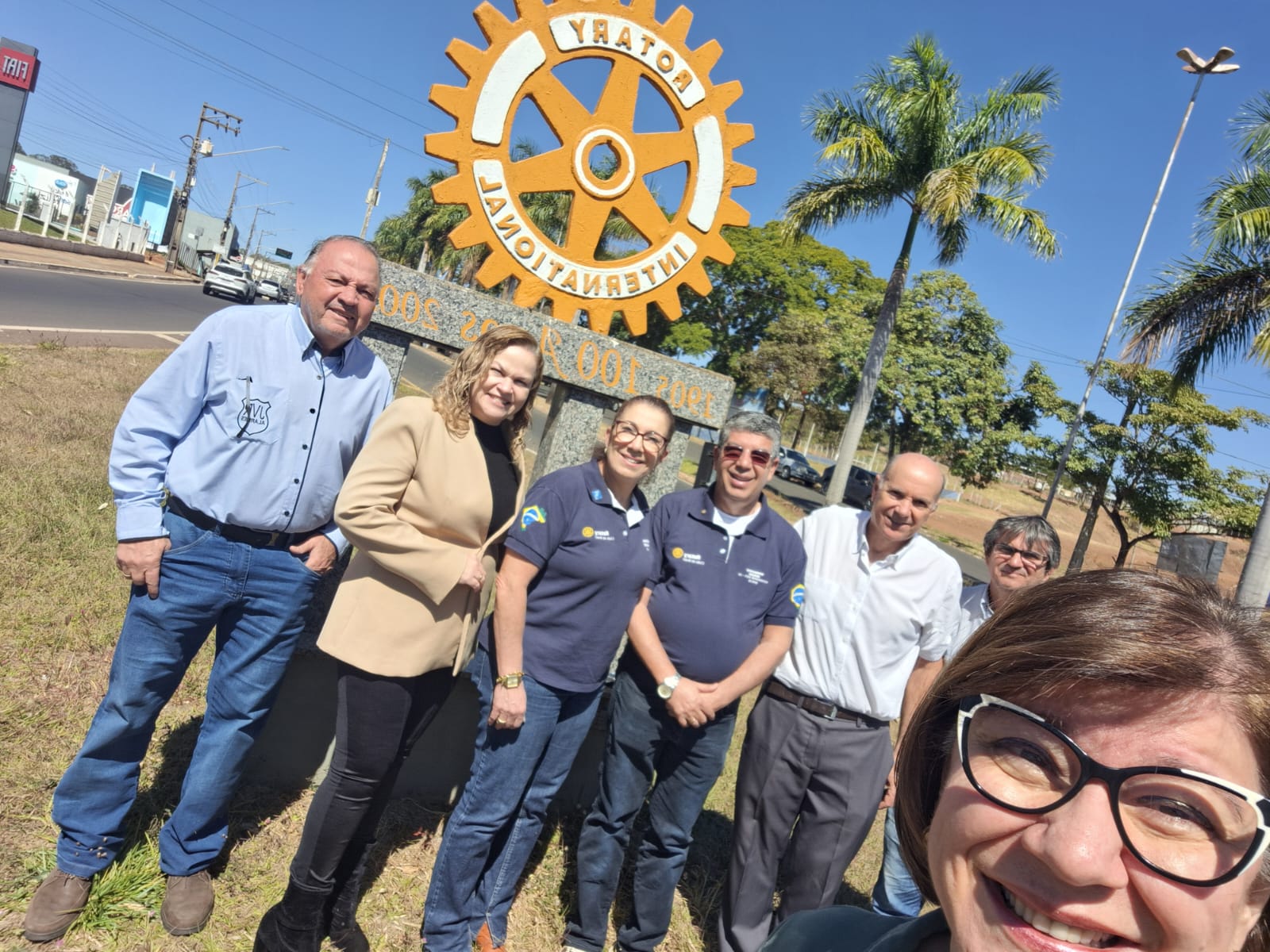 Marco do Rotary é retirado com cuidado e será preservado em Adamantina