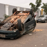 Carro capota na Avenida da Saudade, em frente ao cemitério, em Adamantina