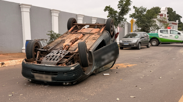 Carro capota na Avenida da Saudade, em frente ao cemitério, em Adamantina
