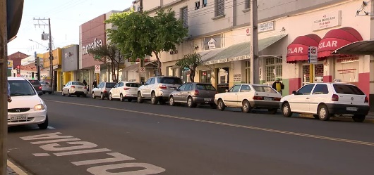 Feriado de 9 de Julho altera funcionamento do comércio e serviços em Adamantina