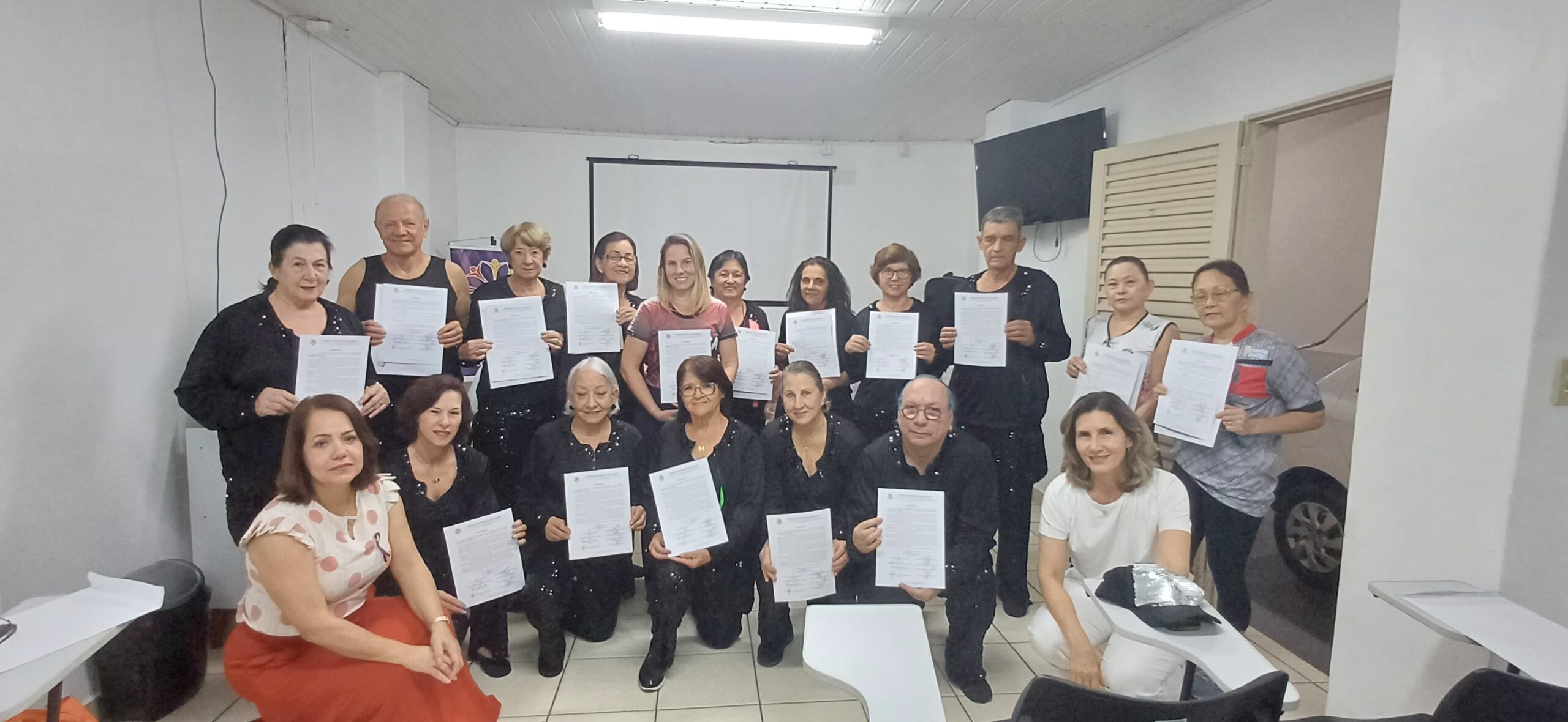 Delegação da Terceira Idade de Adamantina recebe homenagem pela participação no JOMI
