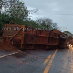 Carreta tomba na rodovia entre Adamantina e Mariápolis