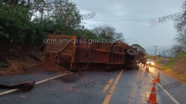 Carreta tomba na rodovia entre Adamantina e Mariápolis
