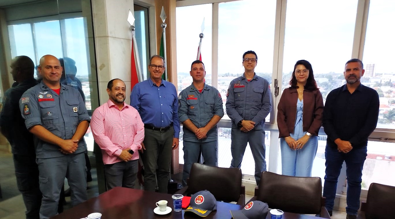 Prefeito de Adamantina recebe representantes do Corpo de Bombeiros para reunião de trabalho