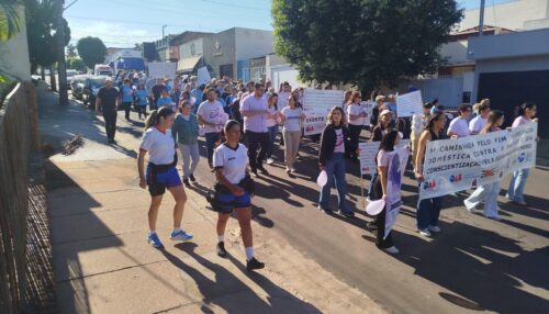 Caminhada do Agosto Lilás mobiliza população no centro de Adamantina
