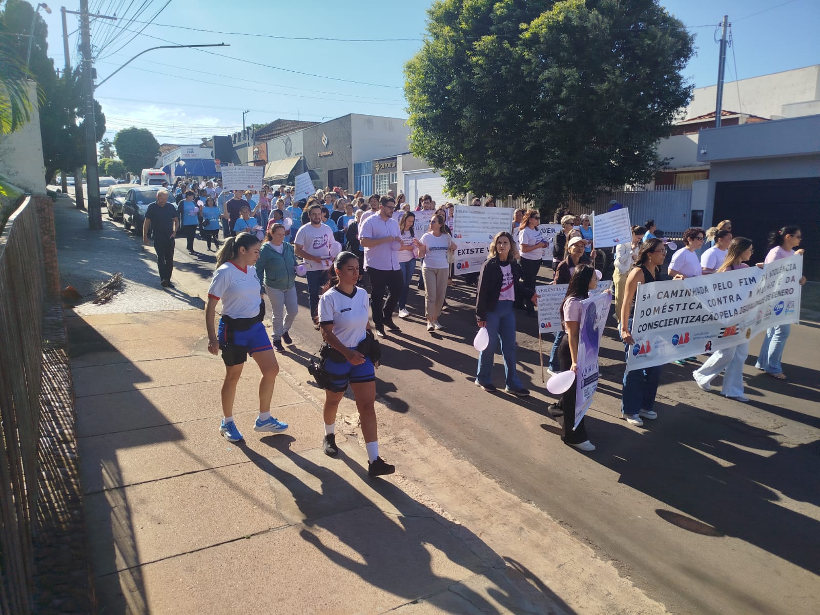 Caminhada do Agosto Lilás mobiliza população no centro de Adamantina