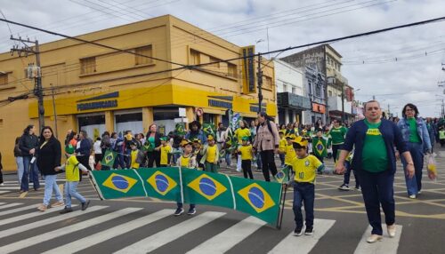 Desfile de 7 de Setembro reúne população em Adamantina e tem transmissão ao vivo da Life FM