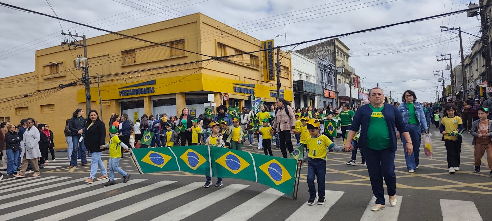 Desfile de 7 de Setembro reúne população em Adamantina e tem transmissão ao vivo da Life FM