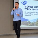 Professor da FAI percorre escolas da região com palestra sobre escolhas, superação e futuro profissional