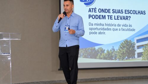 Professor da FAI percorre escolas da região com palestra sobre escolhas, superação e futuro profissional