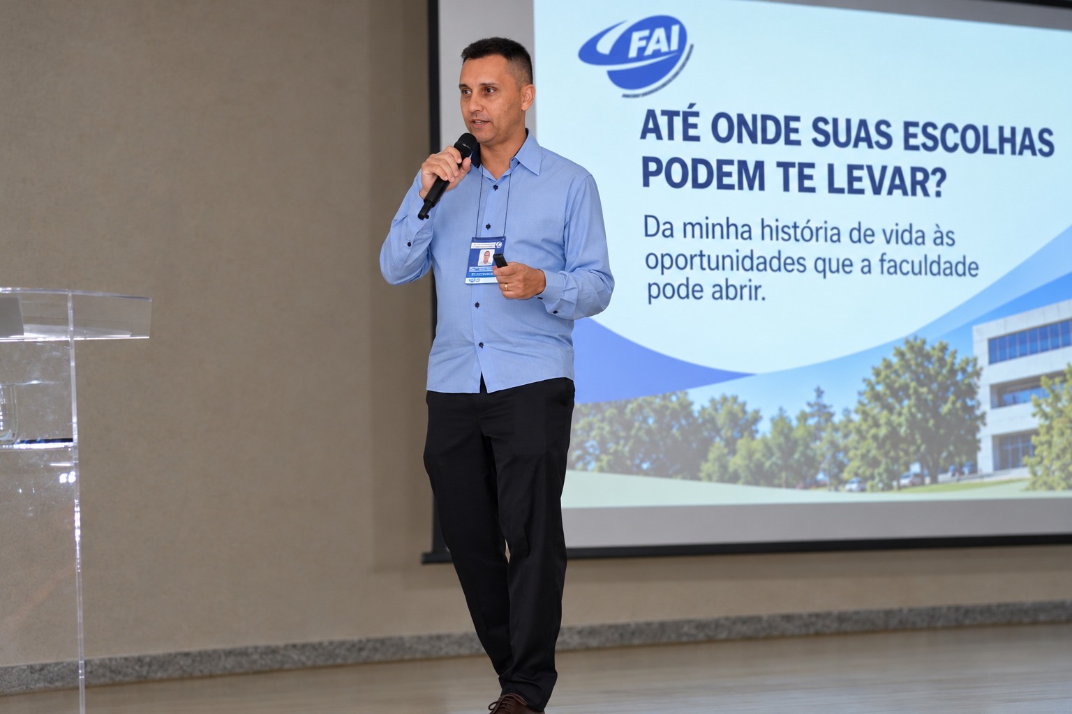 Professor da FAI percorre escolas da região com palestra sobre escolhas, superação e futuro profissional