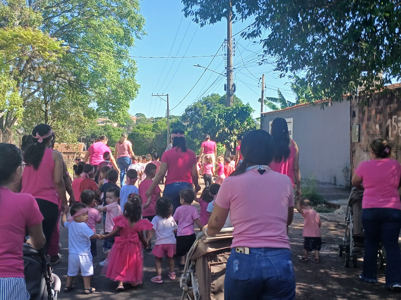 EMEI Cantinho da Criança realiza passeata em alusão à campanha Outubro Rosa em Adamantina