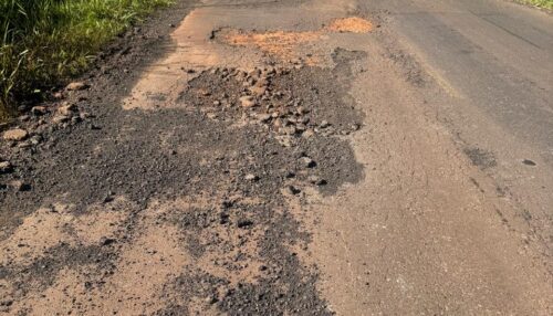 Prefeitura de Adamantina realiza manutenção emergencial na vicinal Doutor Plácido Rocha nesta terça-feira
