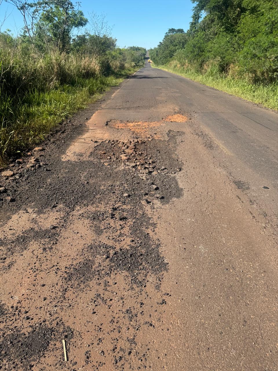 Prefeitura de Adamantina realiza manutenção emergencial na vicinal Doutor Plácido Rocha nesta terça-feira